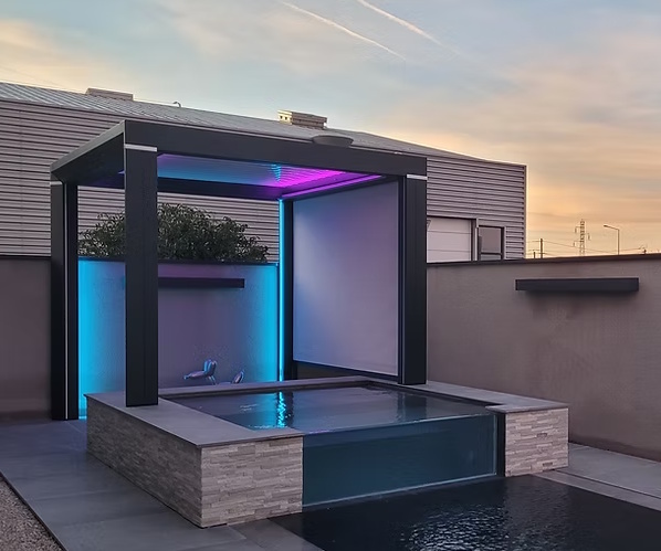 Pergola bioclimatique d'exposition au showroom de Chasselay