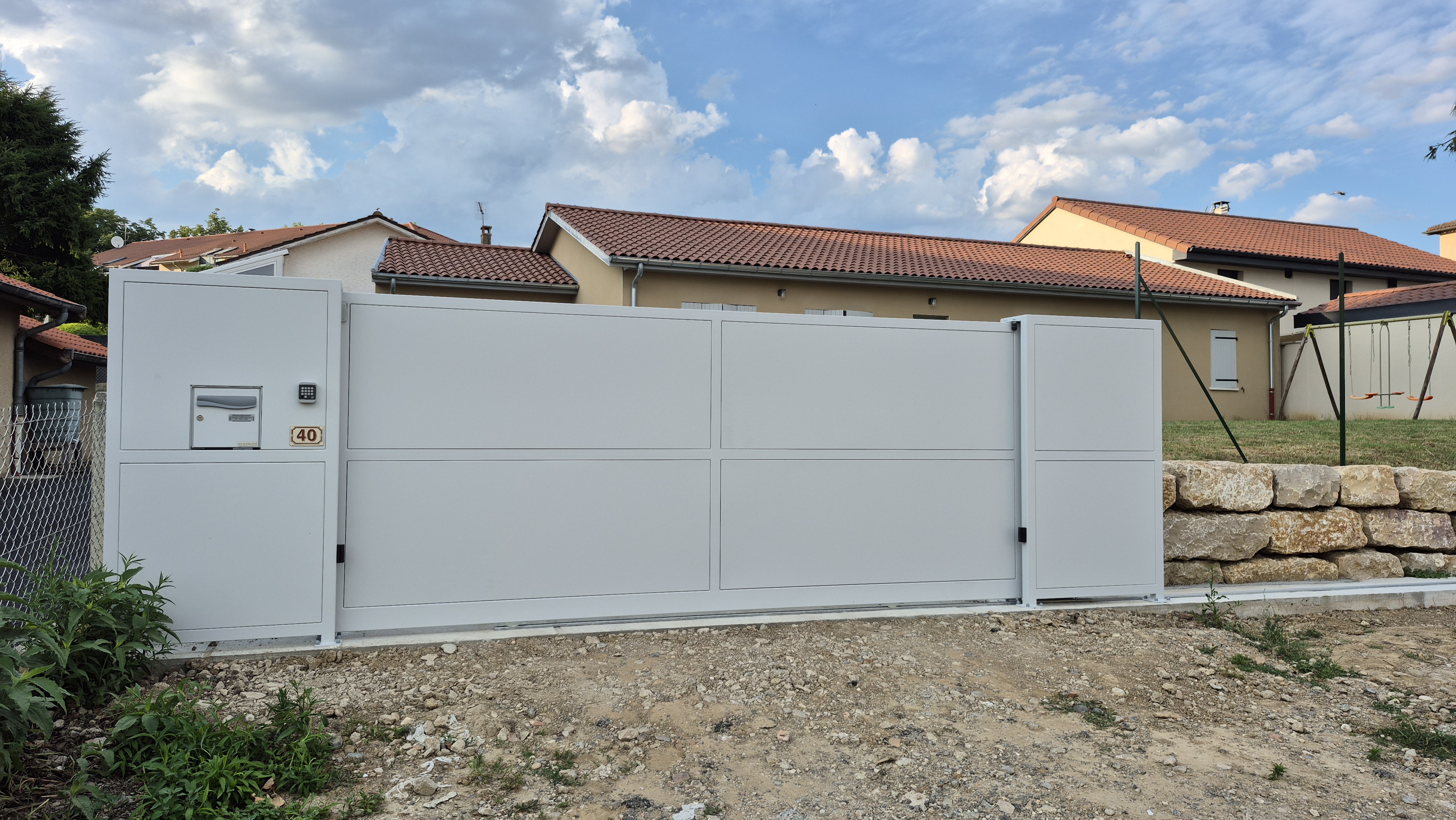 Portail acier coulissant RAL 7035 sur mesure installé par THERA Fermetures