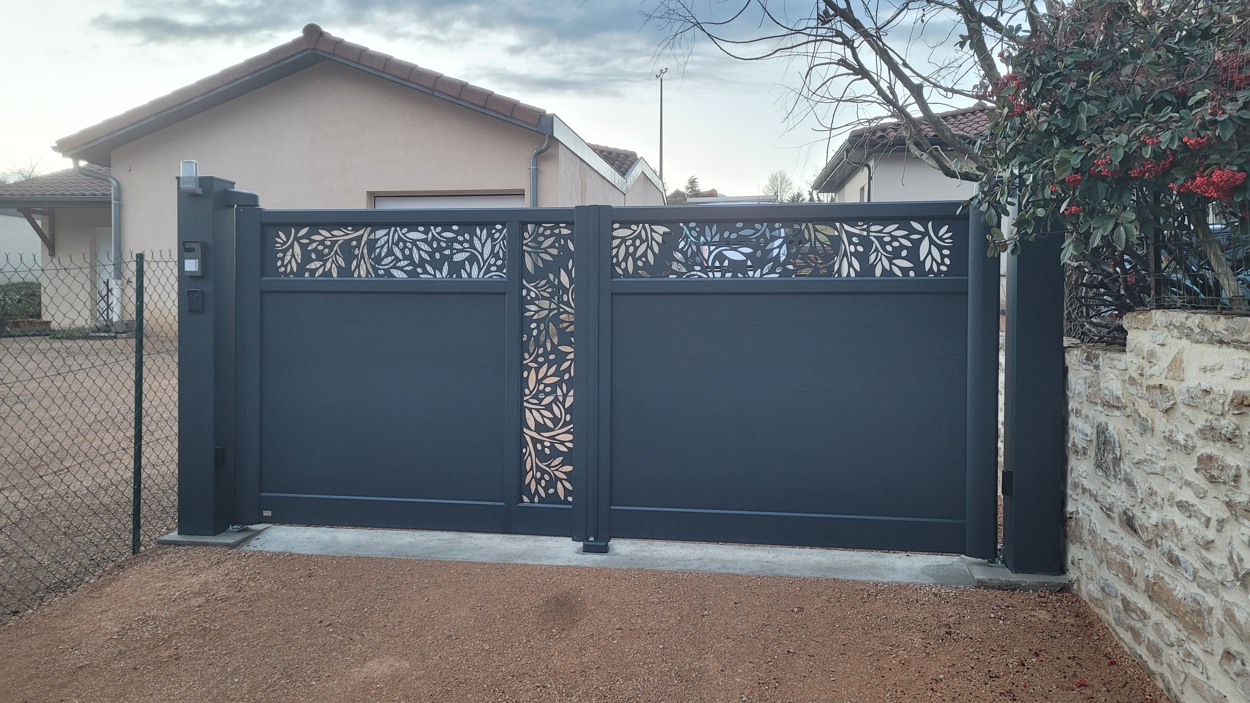 Portail battant aluminium en pente installé à Gleizé
