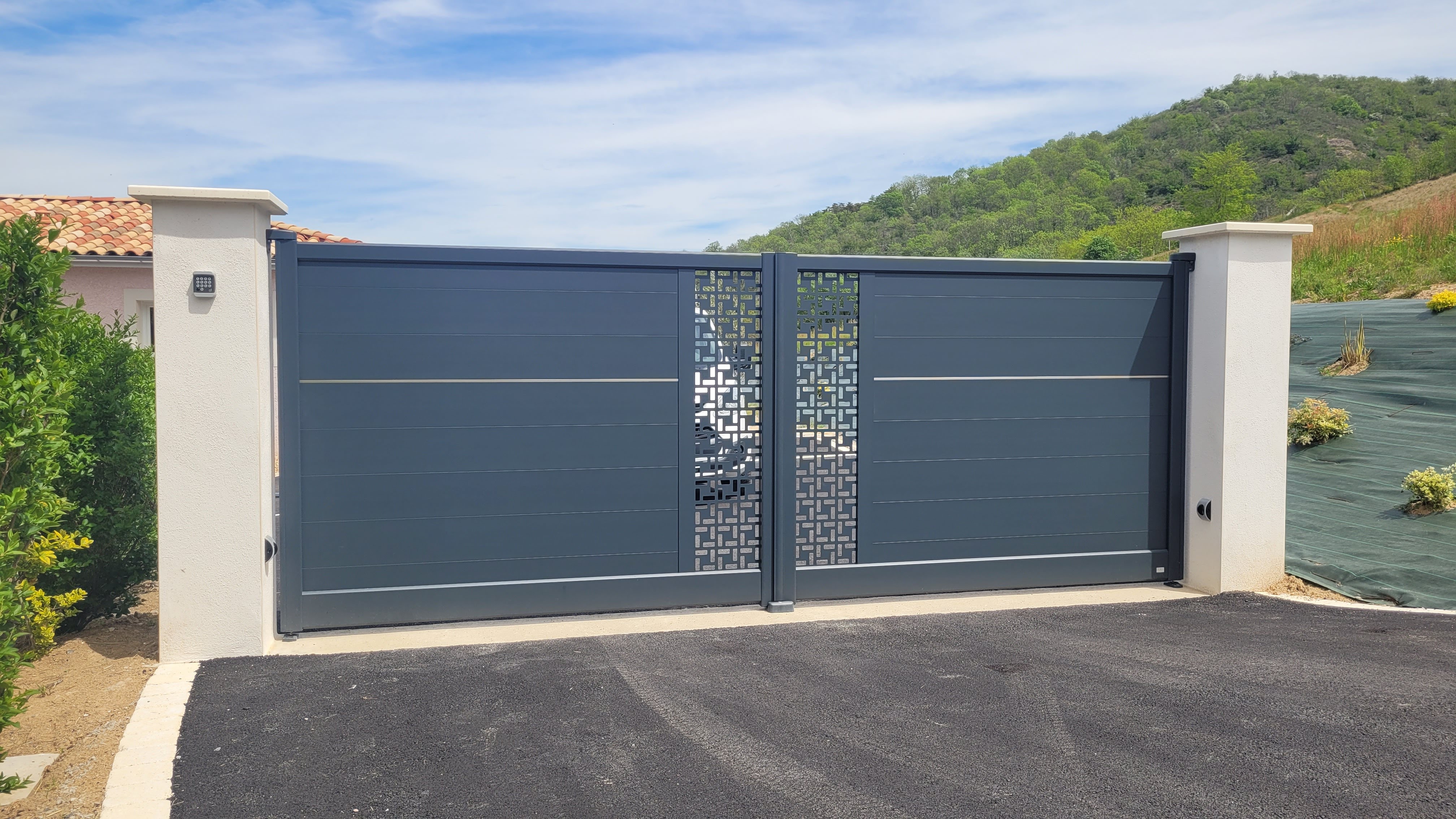 Portail battant aluminium personnalisé THERA Fermetures
