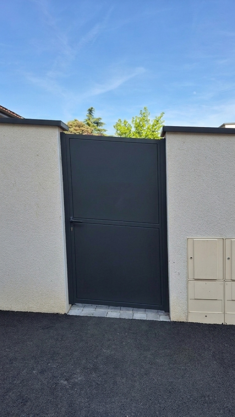Portillon en acier sur pente — réalisation THERA Fermetures