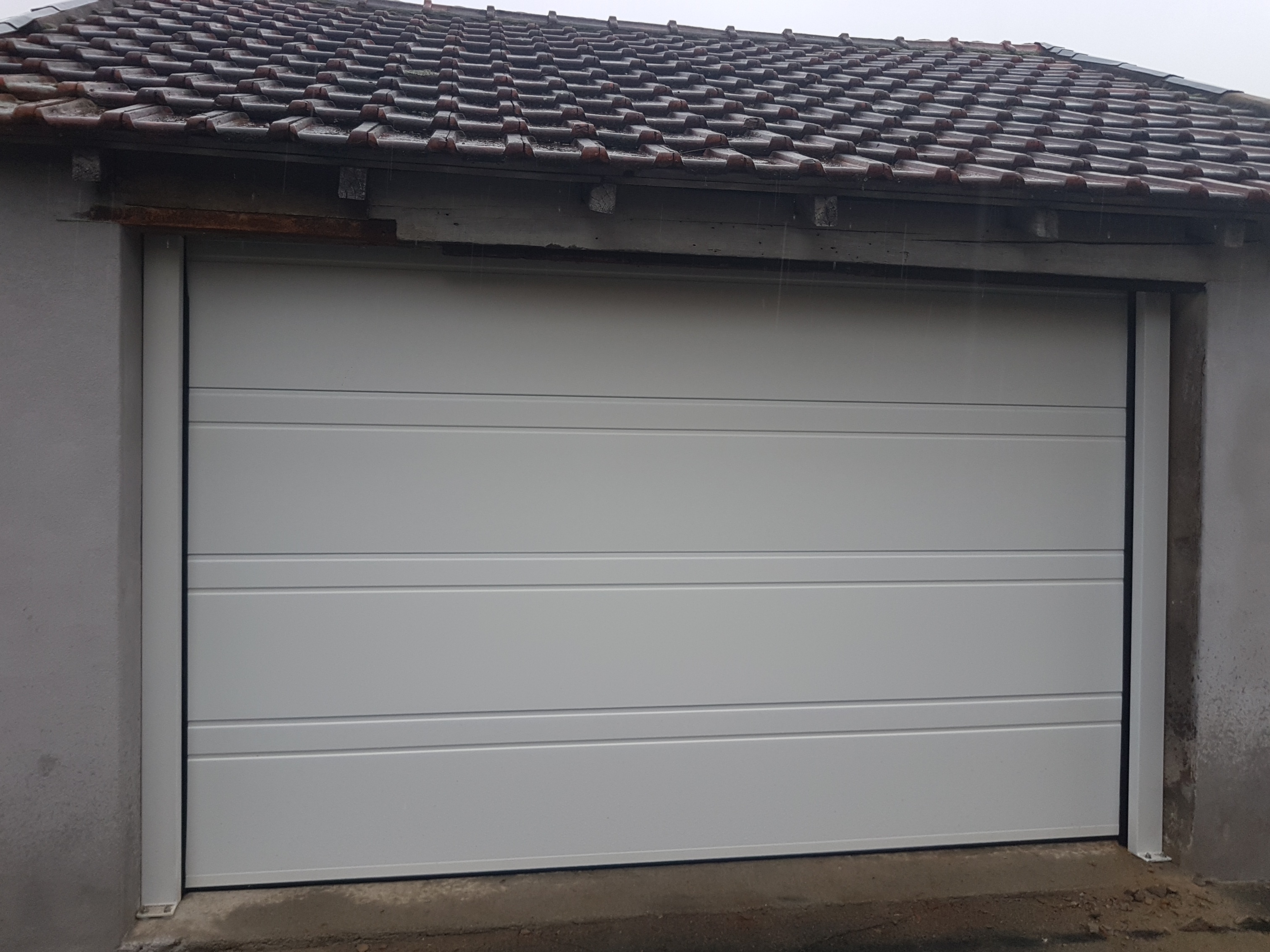 Porte de garage sectionnelle motorisée installée à Villefranche par THERA Fermetures