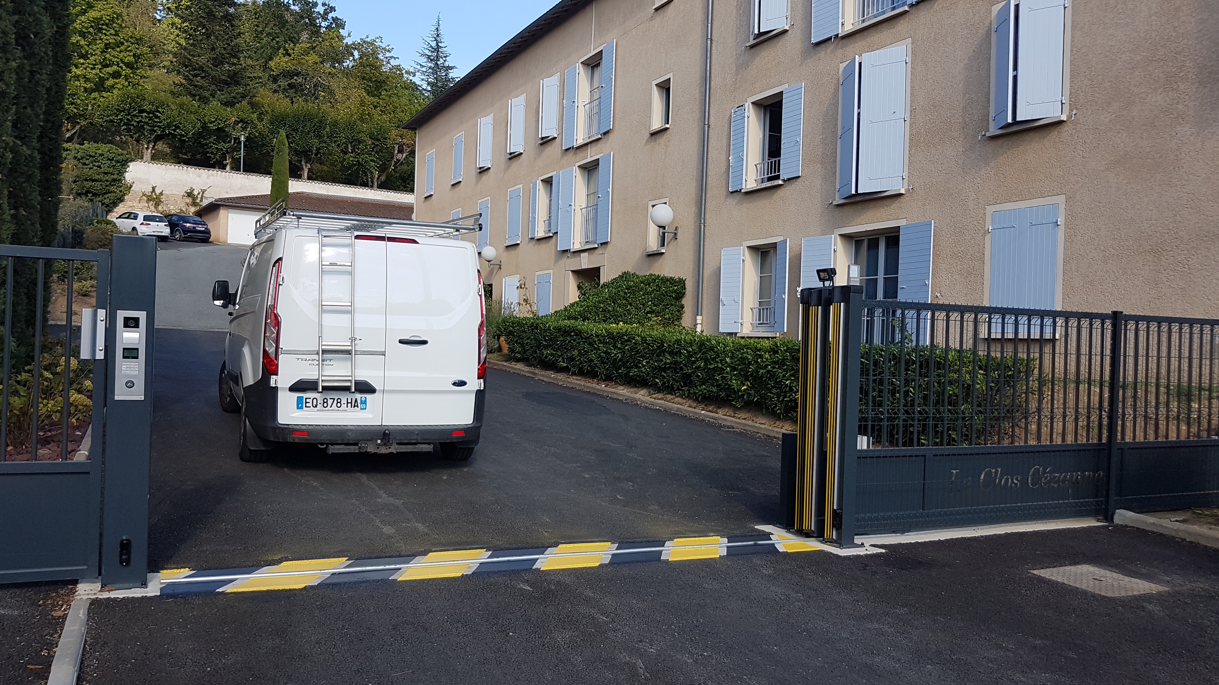 Portail copropriété aluminium THERA Fermetures