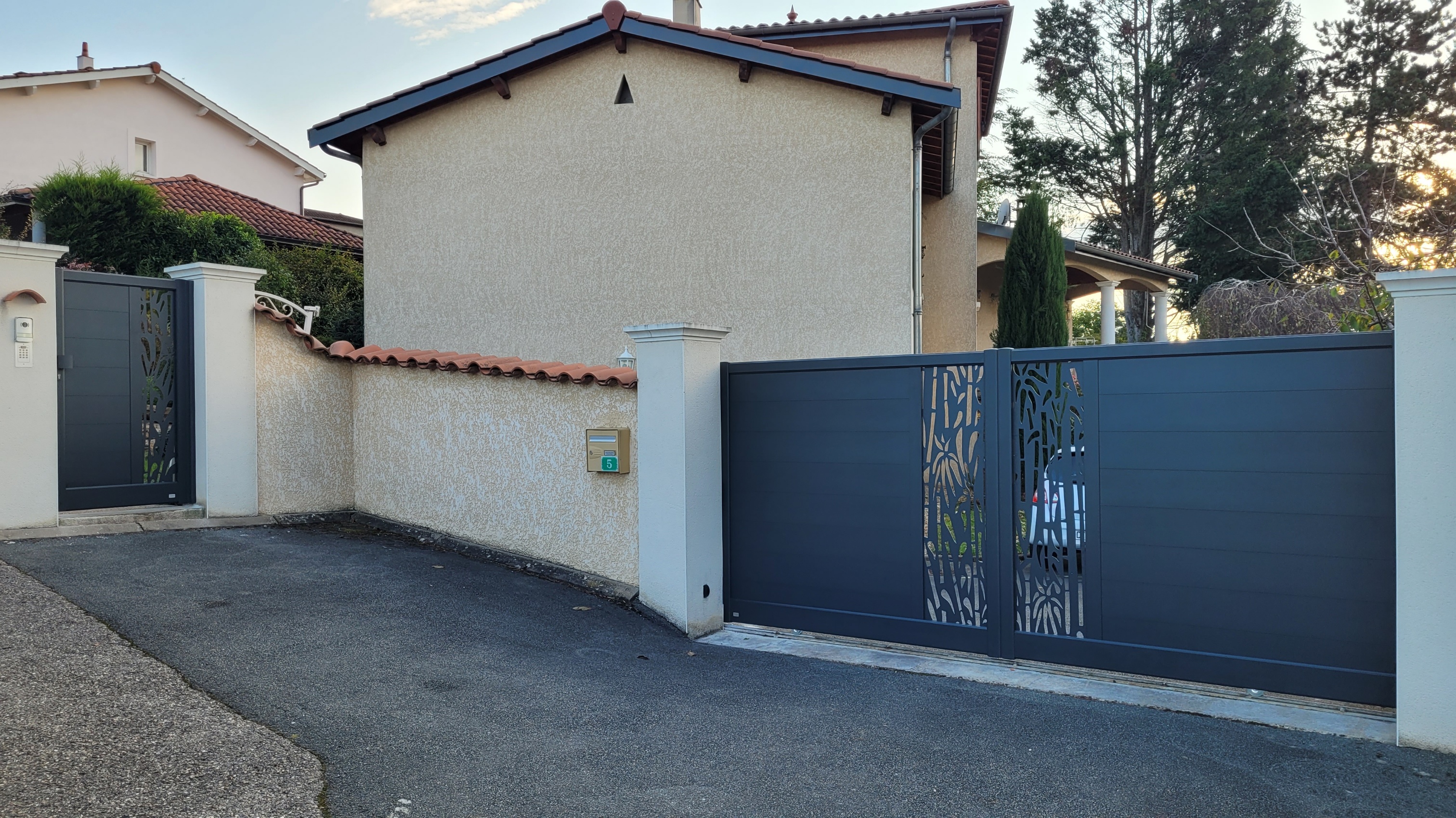 Portail battant aluminium installé à Lozanne
